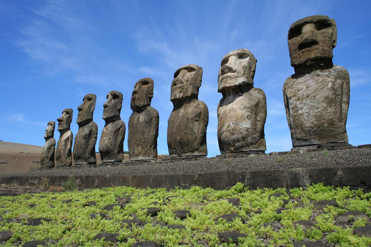 Easter Island = Isla de Pasqua = Rapa Nui: Ahu Tongariki
