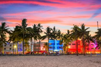 Quiosques na praia de Miami Beach