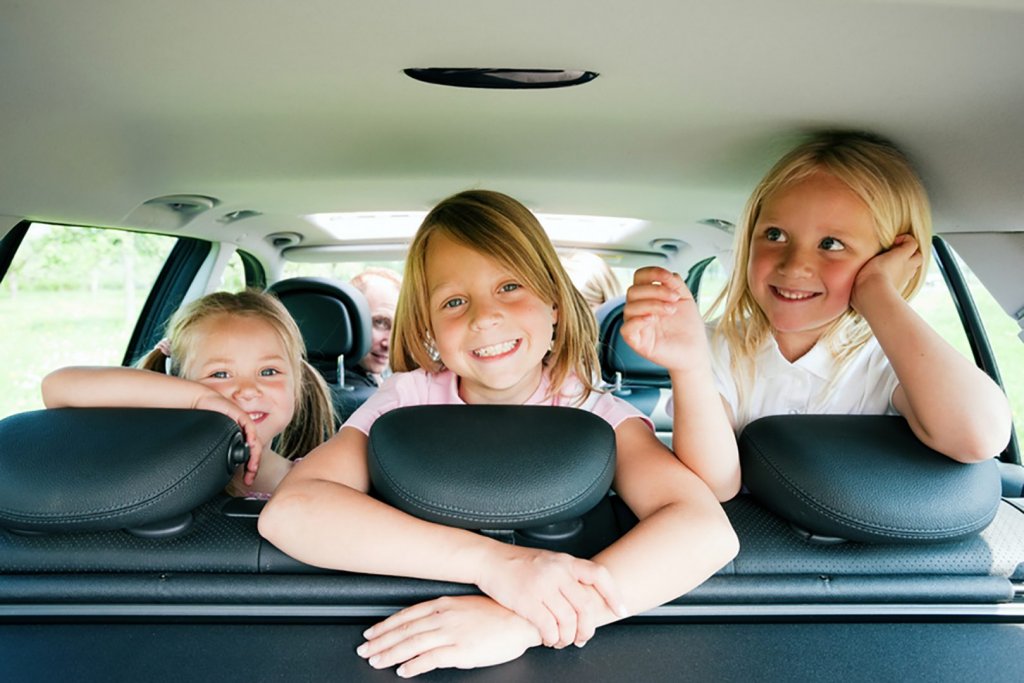 Crianças no banco de trás de carro em viagem