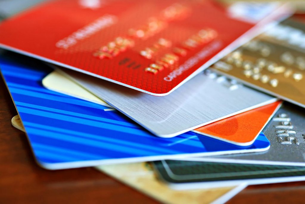 Vários cartões de crédito em mesa