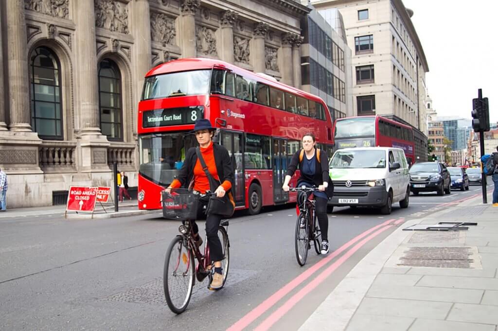 Turistas de bicicleta pelas ruas de Londres