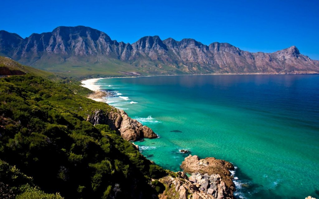 Praia e montanha de Cape Town na África do Sul