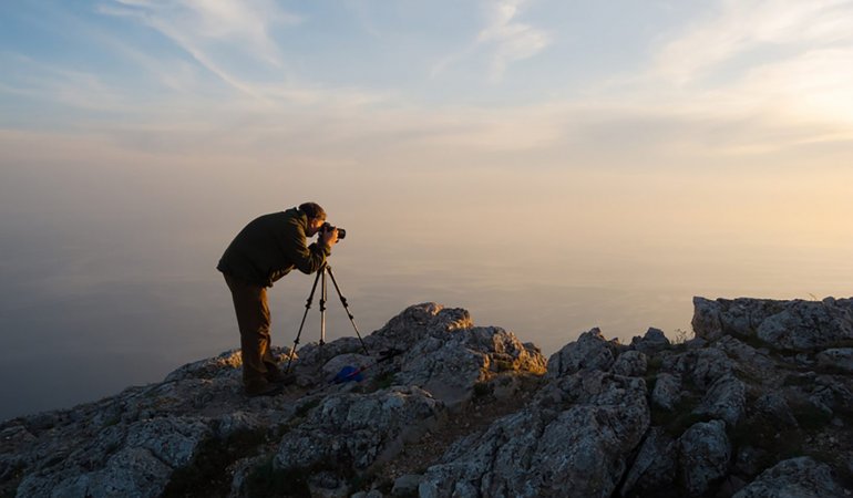 Fotógrafo tira foto encima de montanha