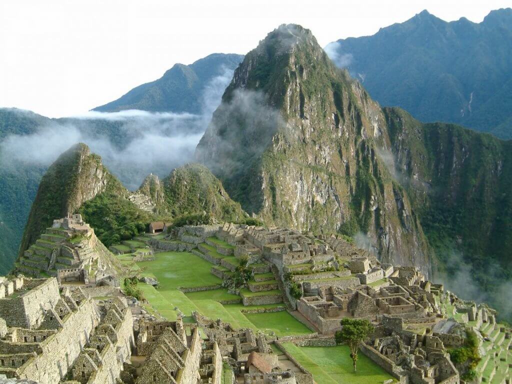 Nascer do sol em Machu Pichu no Perú