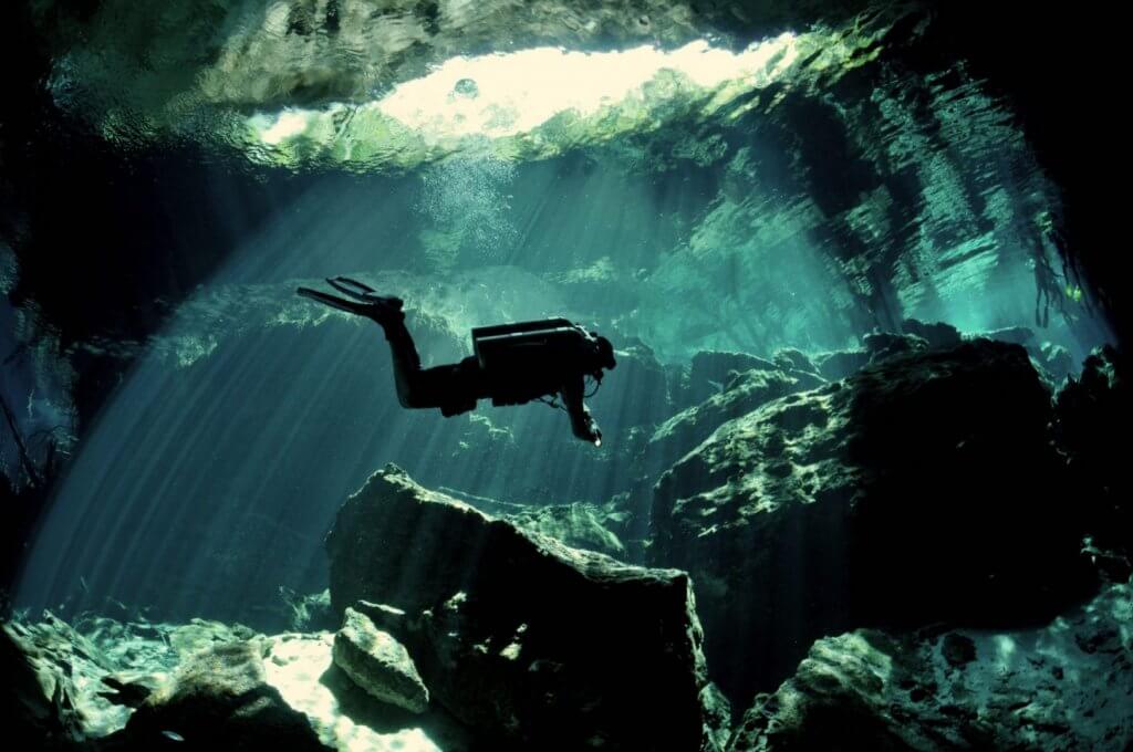 Mergulho em caverna na península de Yucatán, México