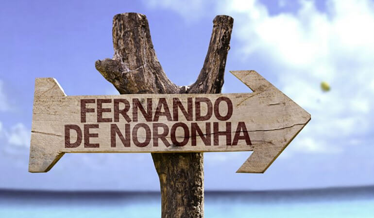 Placa com destino para Fernando de Noronha