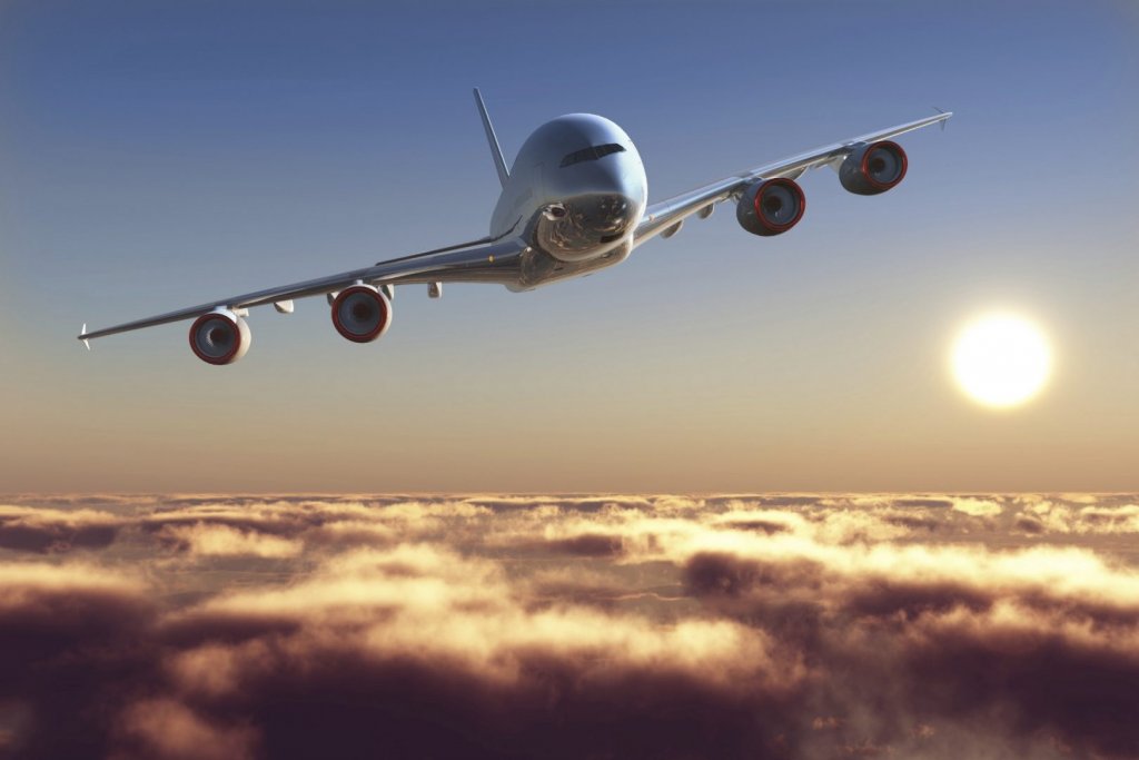 Avião sob nuvens em voo