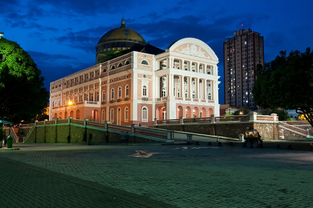 Teatro Amazonas iluminado à noite em Manaus