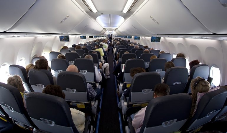 Avião cheio de passageiros