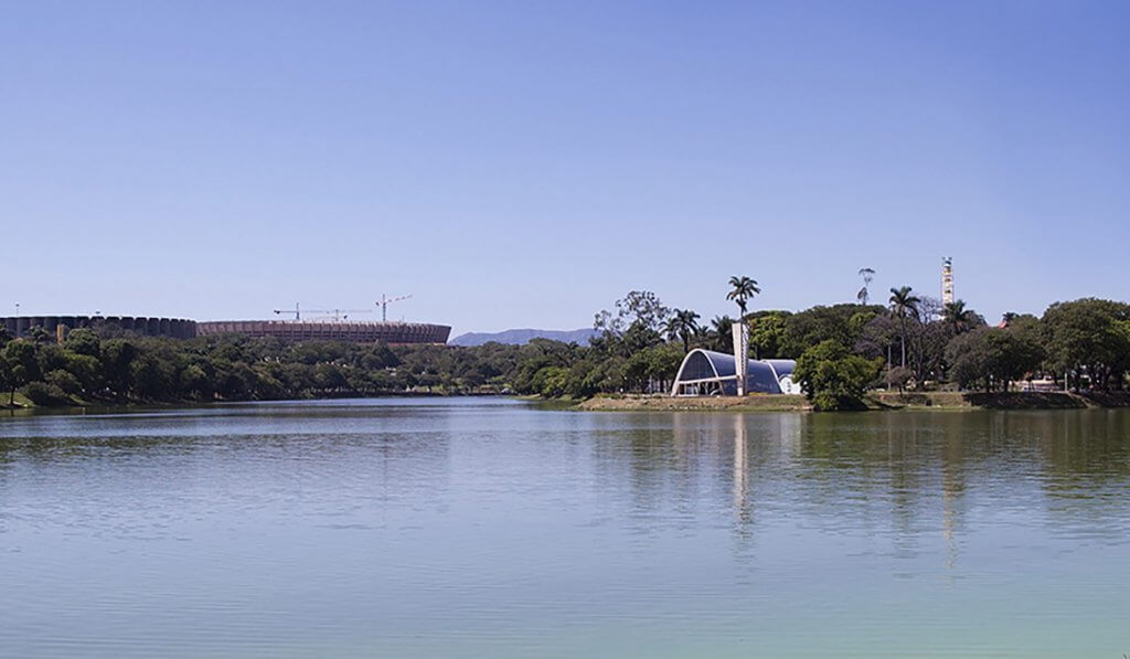Vista lagoa da Pampulha com Mineirão e Igrejinha da Pampulha