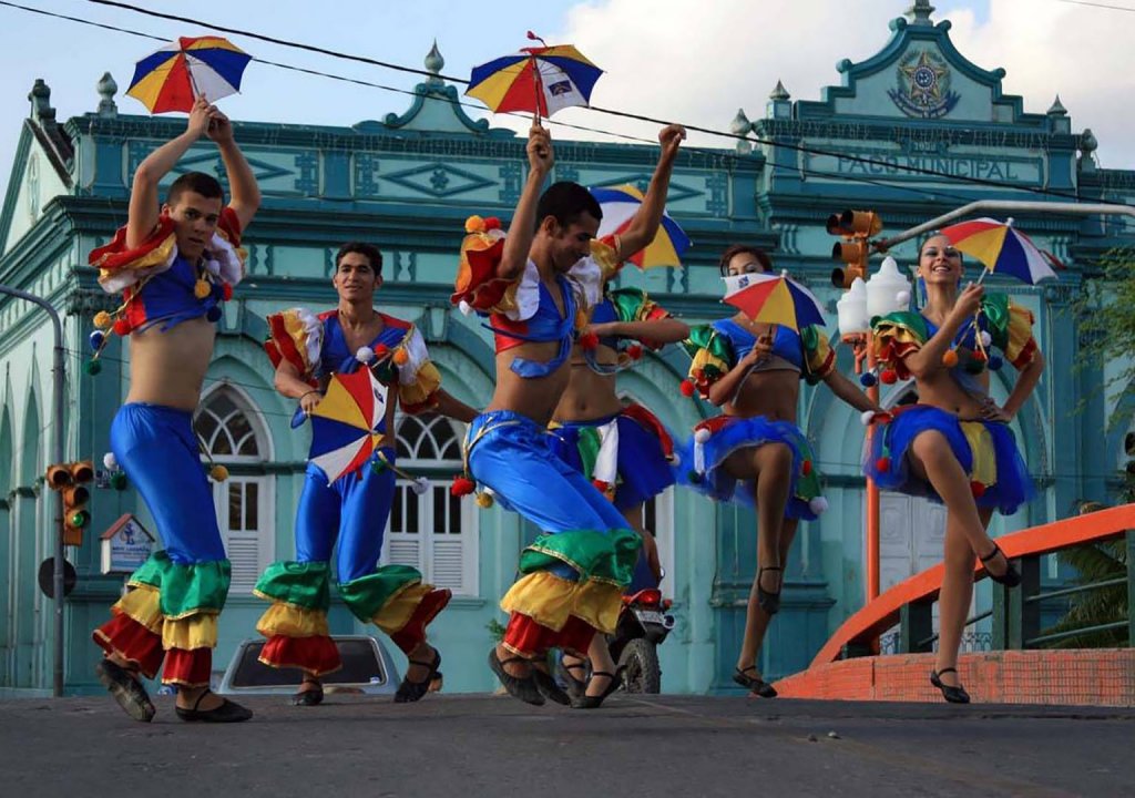 Dançarinos de frevo em rua do Recife