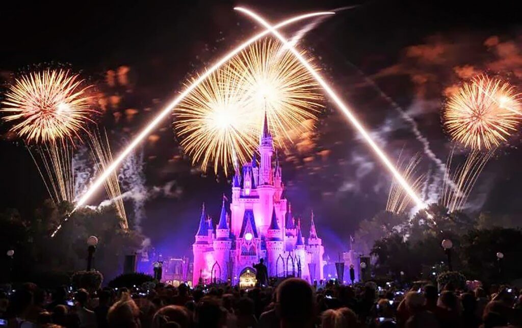 Fogos no castelo da Disneyland em Orlando