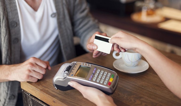 Pagamento de lanche com cartão de crédito