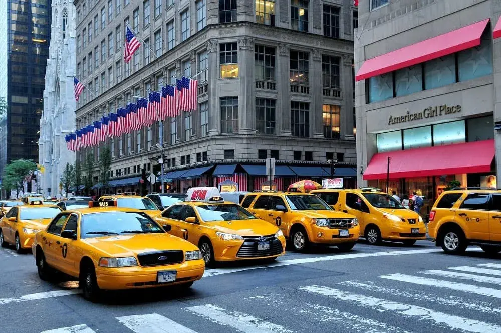 5th Avenue Nova York com muitos taxis