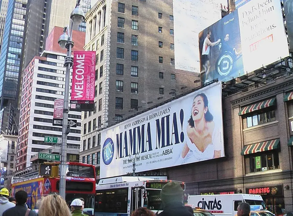 Fachada da Broadway Theatre District - Mamma mia em cartaz