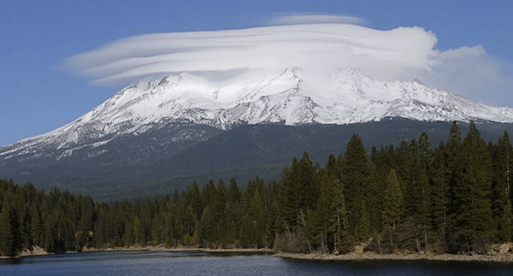 Monte Shasta coberto de neve nos EUA