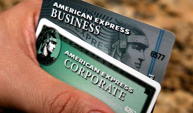 Cartões American Express em mão