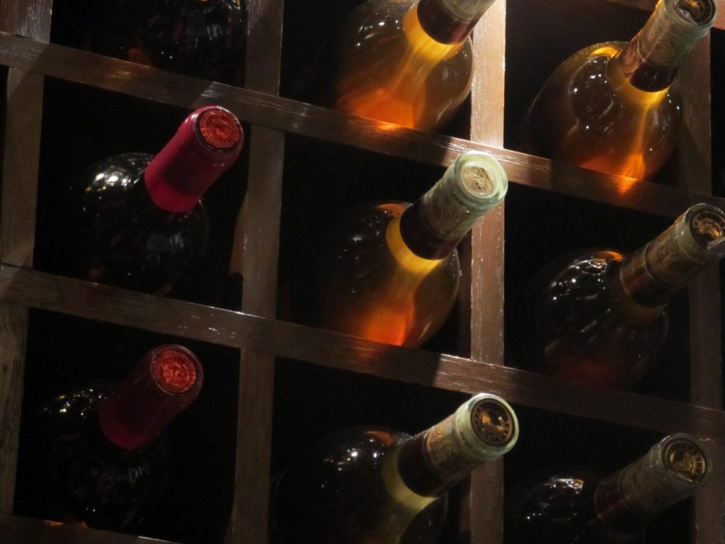 Estoque de garrafas de vinho em vinícola