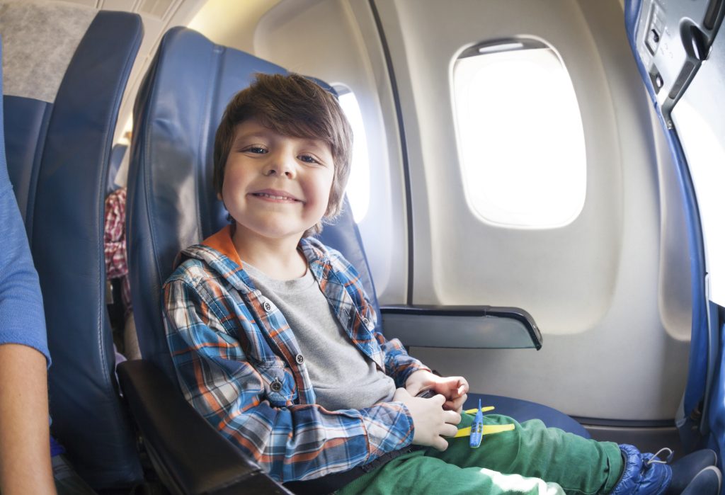 Criança viajando de avião