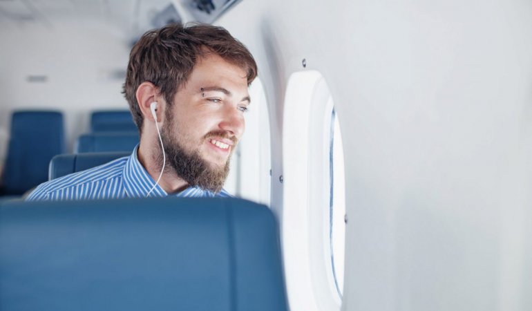 Passageiro em assento ideal de avião
