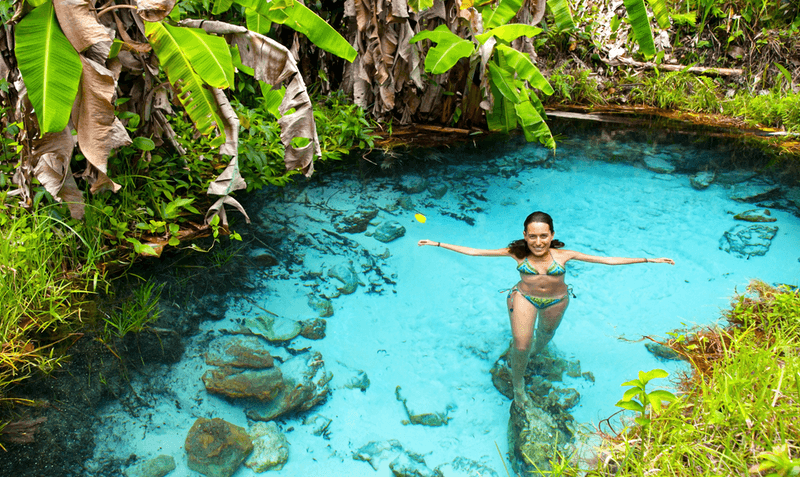 mulher nadando nas águas do parque do jalapão