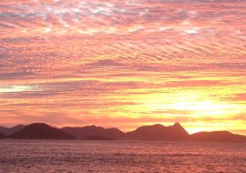O espetacular nascer do sol na Praia Vermelha, Rio de Janeiro
