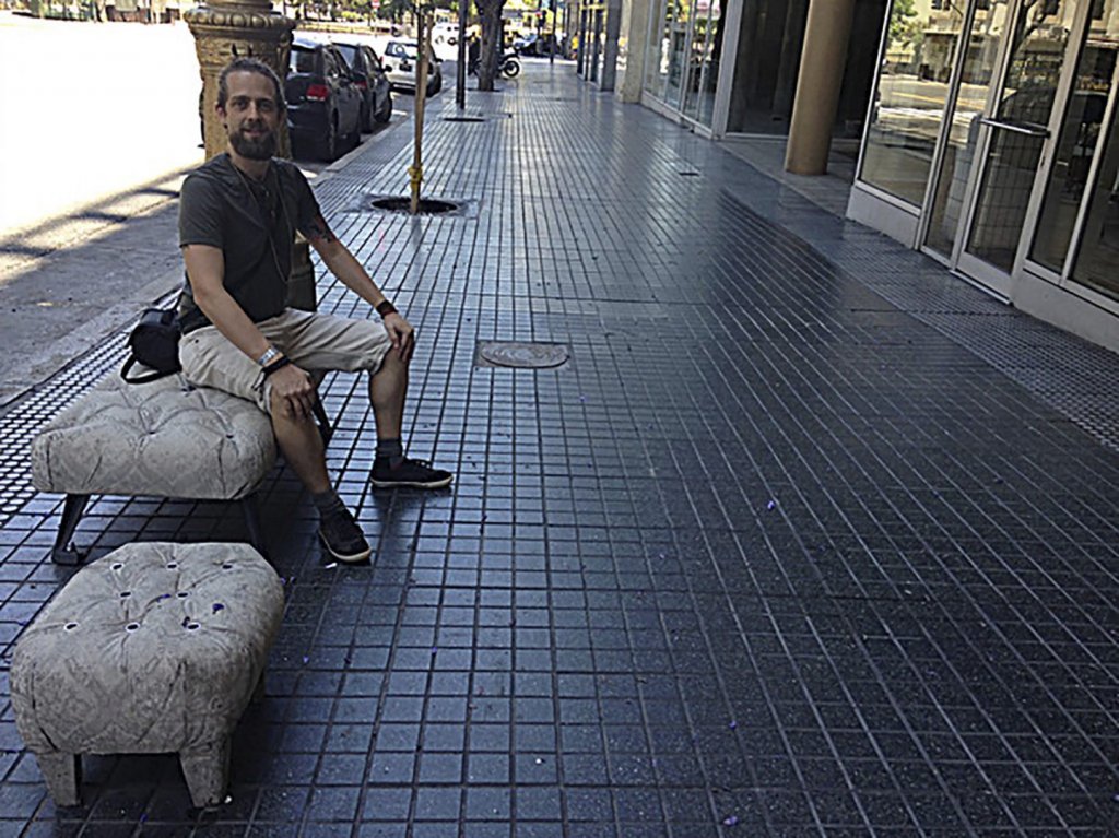 Turista posa em rua de Buenos Aires