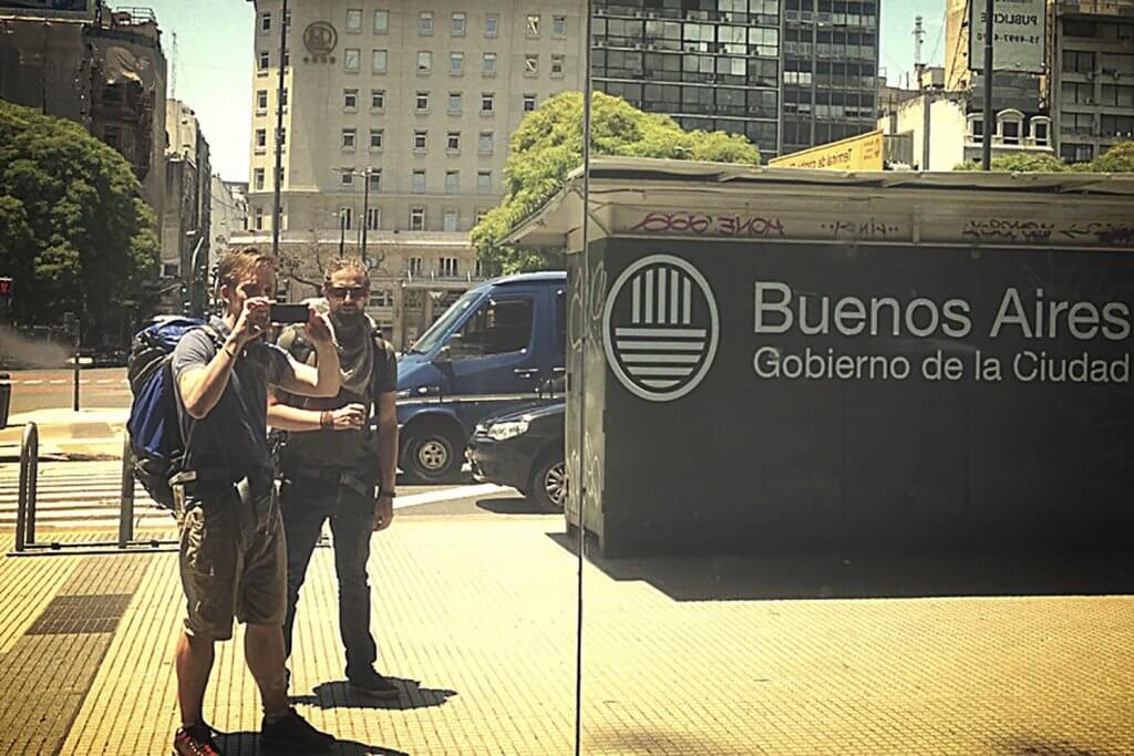 Amigos tiram fotos nas ruas de Buenos Aires