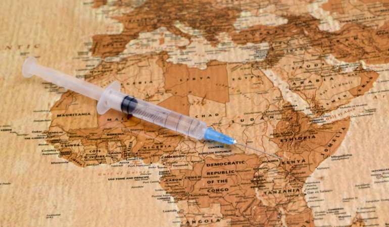 Vacina encima de mapa da África