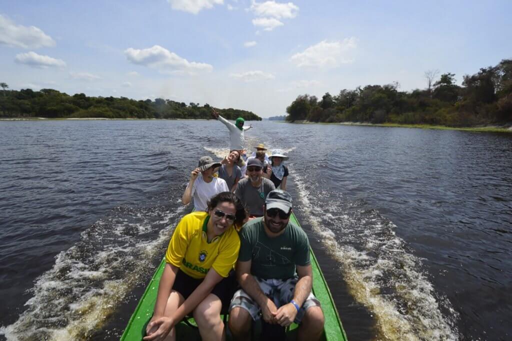 Turistas viajam de barco no Rio Amazonas