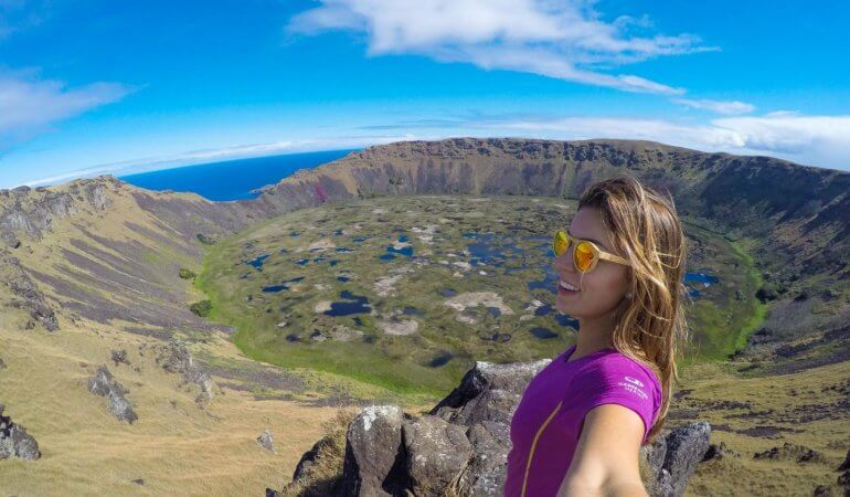 Garota tira foto em vulcão na Ilha de Páscoa no Chile