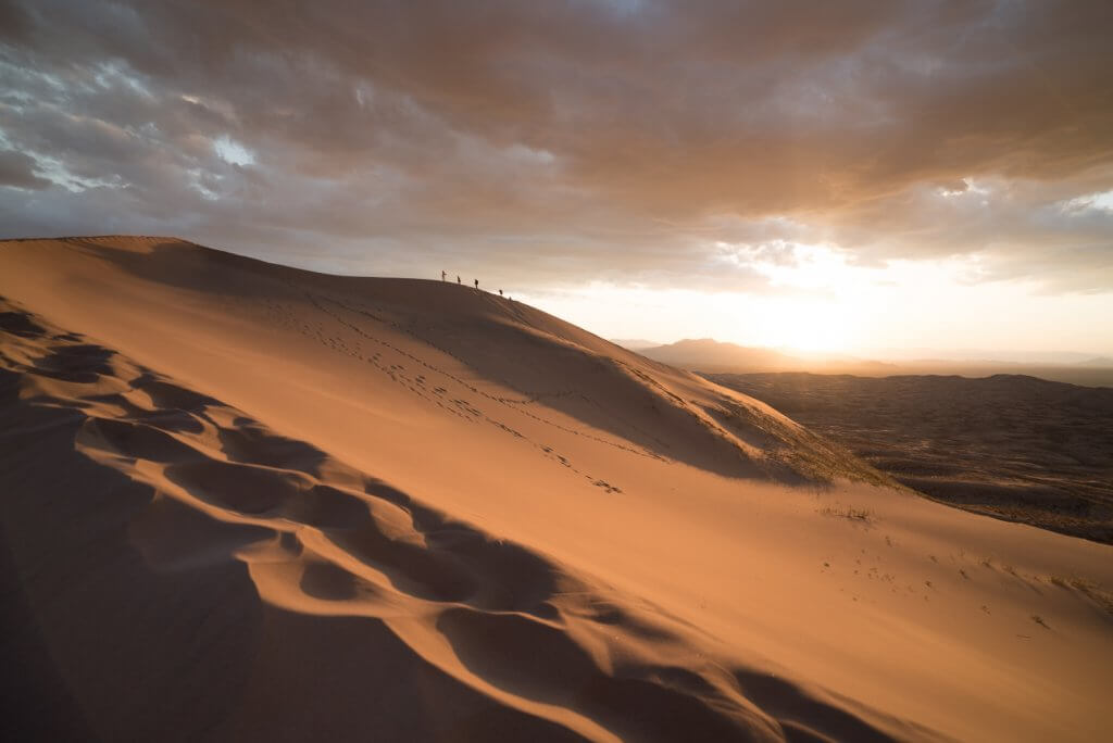 Turista no fim do horizonte do Deserto de Saara