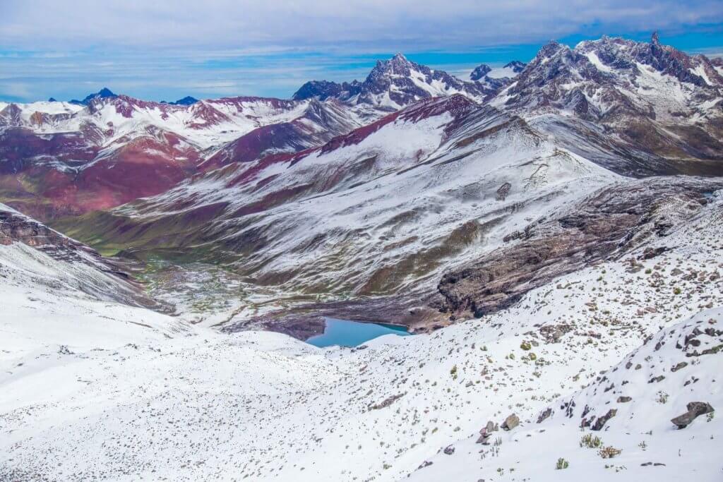 Montanha de neve Vinicunca no Perú