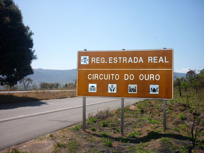 Placa Estrada Real em rodovia de Minas Gerais