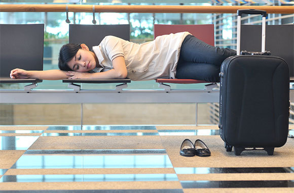 Turista dorme em banco de aeroporto