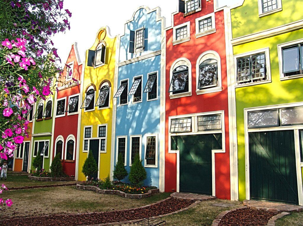 Prédios coloridos em Holambra, São Paulo
