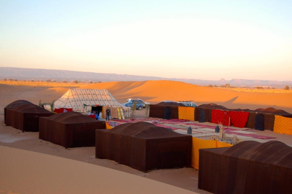 Camping de barracas no Deserto do Saara