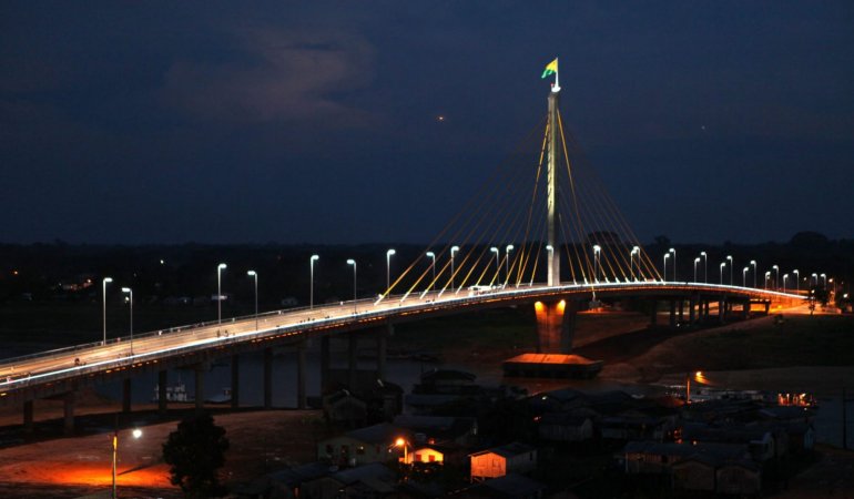 Ponte da União Do Cruzeiro do Sul no Acre iluminada pela noite