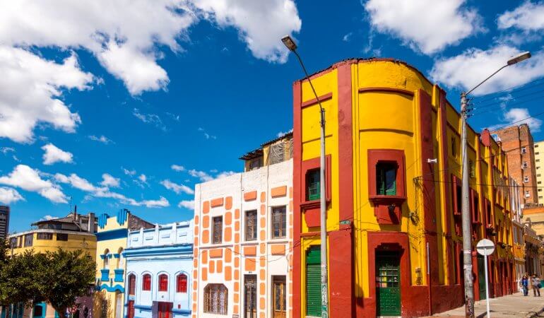 Casas coloridas em Bogotá na Colômbia
