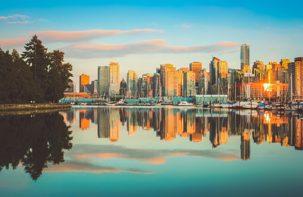 Cidade atrás de lago de Vancouver