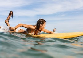 Encontre os melhores destinos para surfar no Brasil