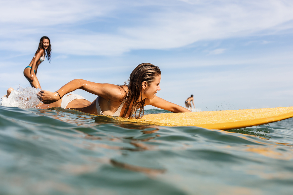 Surfistas pegam onda em praias do Brasil