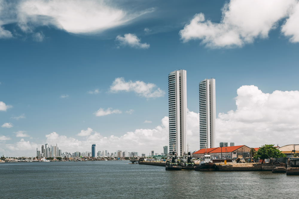 Costa com prédios de Catamarã no Recife