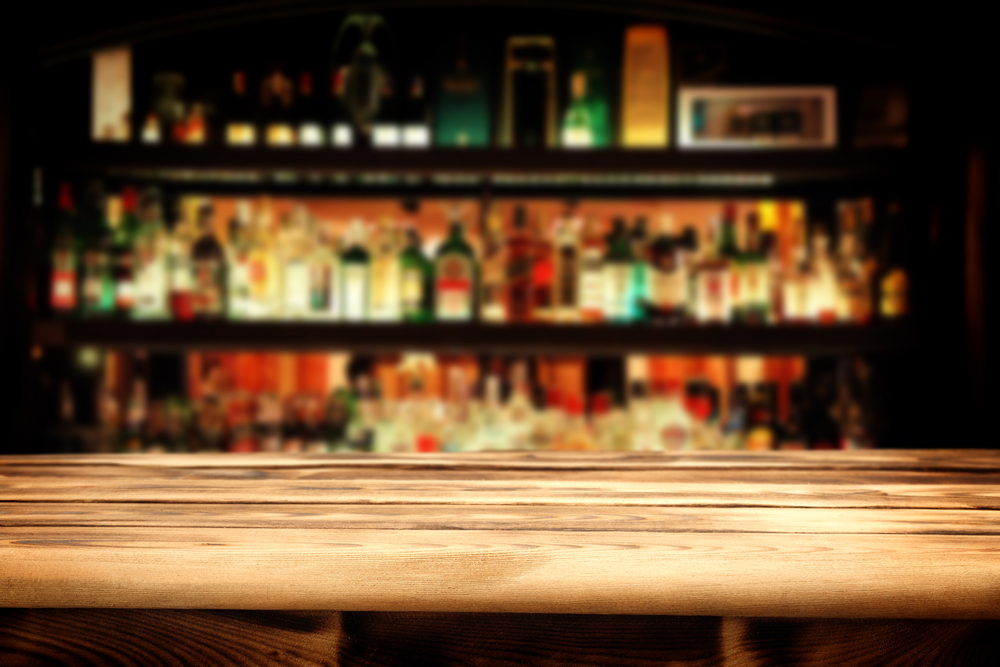 Diversas bebidas em bar