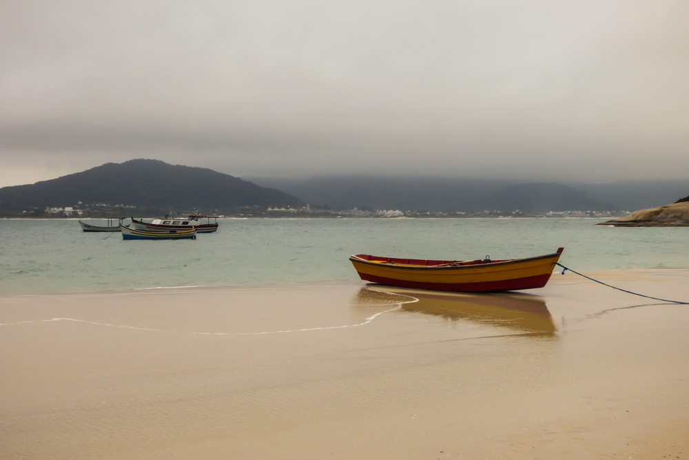 Orla da praia de Florianópolis com chuva