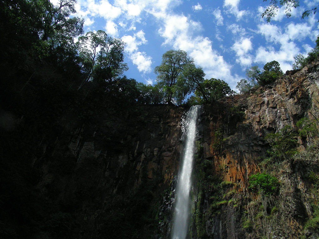 Vista à distância da cachoeira do Itambé em Cássia dos Coqueiros