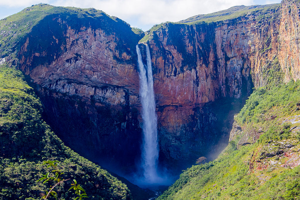 Cachoeira Mirante do Tabuleiro vista de longe, com as montanhas e rochas ao redor da queda d'água