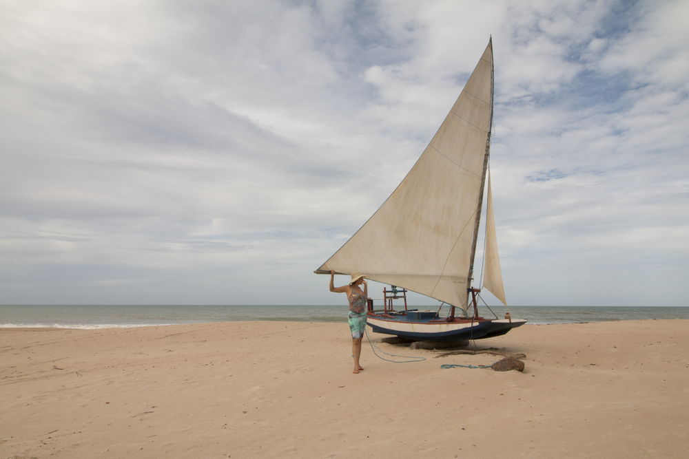 Barco a vela na praia, em Natal, Rio Grande do Norte