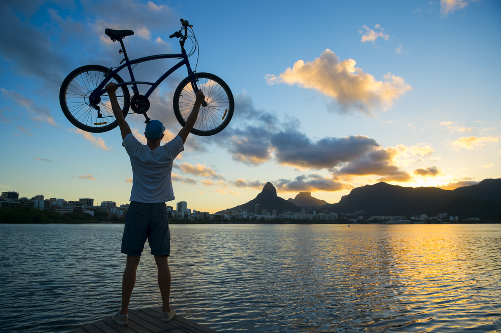 Ciclista comemora levantando bike no Rio de Janeiro