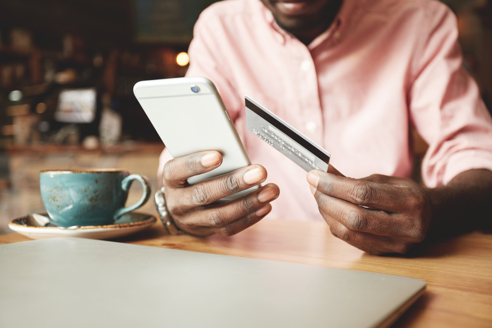 Cliente utiliza cartão de crédito no celular ao lanchar